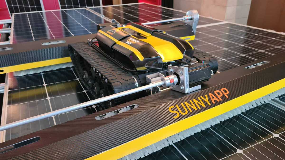 Empresa colombiana creó el primer robot en Latinoamérica para limpiar paneles solares